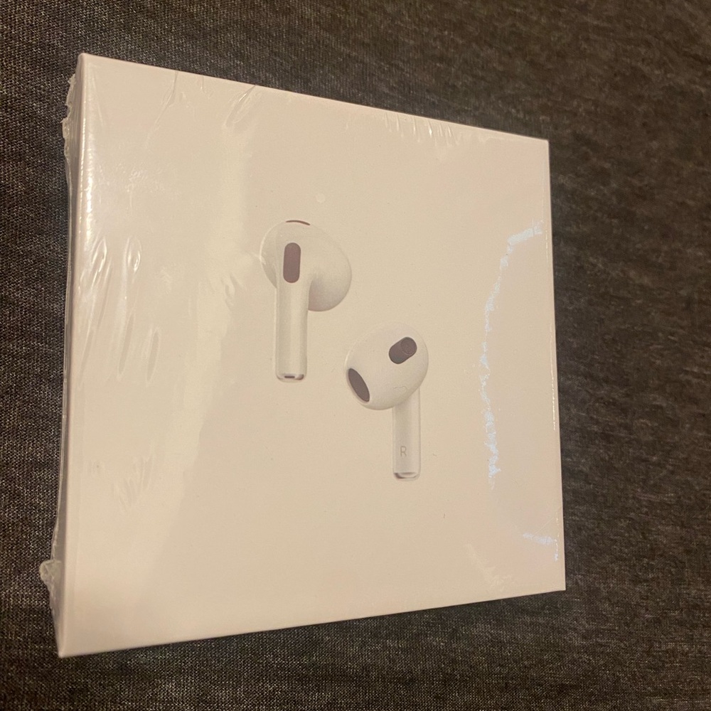 Apple Generation 3 AirPods with MagSafe Charging Case